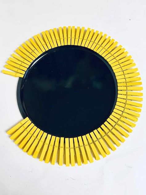 Clothespin Wreaths Ideas, Sunflower Clothespin Wreath, Sunflower Wreath Diy, Python Language, How To Make Sunflower, Yellow Spray Paint, Clothespin Diy Crafts, Clothespins Diy, Wooden Clothespin Crafts