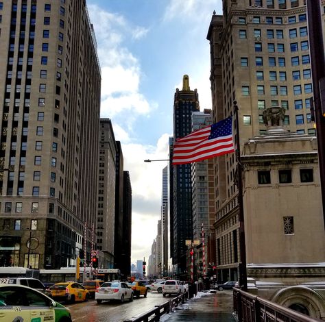 When visiting Chicago, you have to take a picture on the iconic Michigan Avenue bridge. #chicago #chicagowallpaper #michiganavenue #chicagothingstodo Chicago To Do, Chicago Wallpaper, Visiting Chicago, Michigan Avenue Chicago, Chicago Things To Do, Solo Activities, Chicago Museums, Visit Chicago, Field Museum