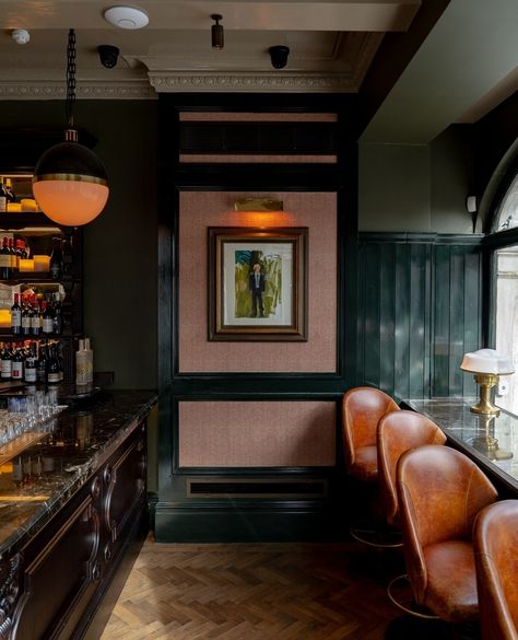 English Bar, British Pub Interior, English Pub Aesthetic, British Pub Interior Old English, British Pub Aesthetic, English Pub Interior, Irish Pub Brick Wall, 1920s Bar, Pub Interior Ideas