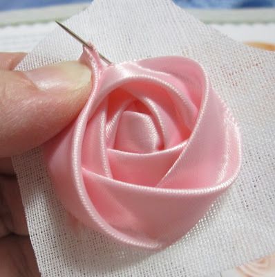 Ravings of a Mad Crafter: How to Make a Flat Ribbon Rose Sulaman Pita, Diy Sy, Diy Flores, Ribbon Embroidery Tutorial, Fabric Flower Tutorial, Ribbon Rose, Kraf Diy, Ribbon Art, Fabric Flowers Diy