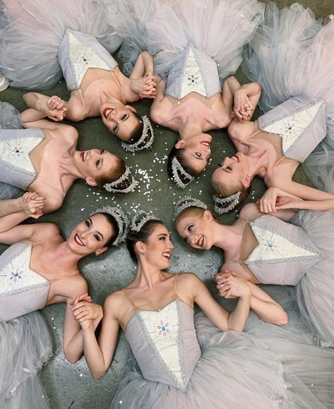 Ballet Group Photos, Dance Trio Poses, Ballet Duo Poses, Ballet Group Poses, Ballerina Photoshoot Kids, Trio Dance Poses, Dance Group Photos, Dance Team Poses, Nutcracker Photoshoot