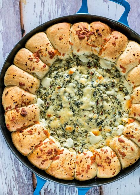 Skillet Pull Apart Bread with Spinach and Artichoke Dip Fairy Recipes, Easy Diner, Frozen Dinner Rolls, Skillet Bread, Spinach And Artichoke Dip, Jo Cooks, Cheap Recipes, Diner Recipes, One Skillet