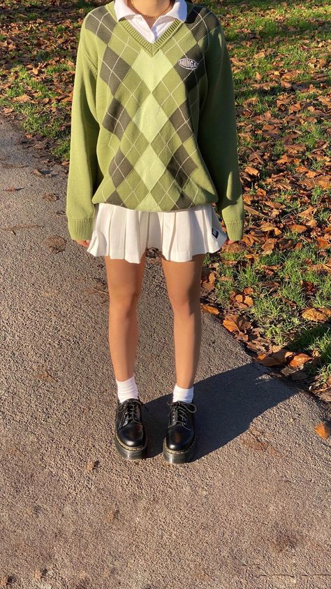 81.7k Likes, 798 Comments - Nynke Tabak (@retroclowd) on Instagram: “Comment your birthday and find you birthday twin!! I'll start, mine is the 11th of August 💖⁠⠀⁠⠀⁠⠀⁠⠀…” Green Grunge Outfit, Argyle Sweater Outfit, Mint Green Outfits, Sweaters Y2k, Colour Aesthetic, Minga London, Knit Art, Pastel Outfit, Y2k Tops