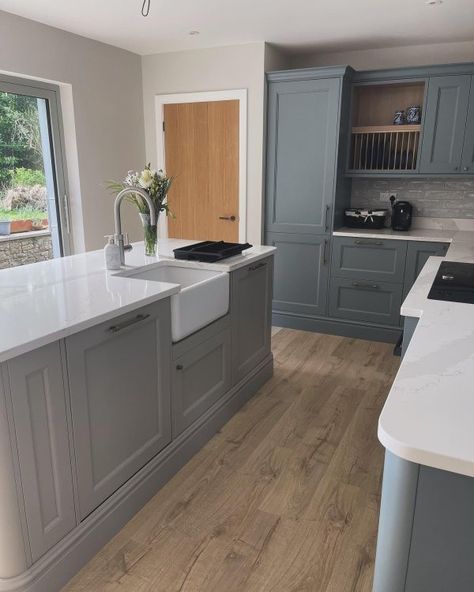 Real Kitchens With Howdens | Kitchen Design Ideas | Howdens Howdens Blue Shaker Kitchen, Howdens Shaker Kitchen Dusk Blue, Howdens Kitchen Shaker, Howdens Shaker Kitchen, Kitchen 2025, Howdens Kitchen, Blue Shaker Kitchen, Edinburgh Restaurants, Howdens Kitchens