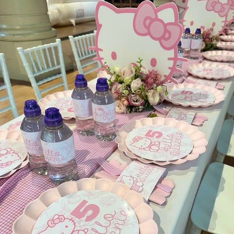 Hello kitty party 🩷🤍 Hello Kitty Table Decorations, Hello Kitty Centerpiece Ideas, Hello Kitty Tea Party, Hello Kitty Centerpieces, Hello Kitty Birthday Decorations, Kids Table Set, Hello Kitty Decorations, Kitty Theme, Sweet 17