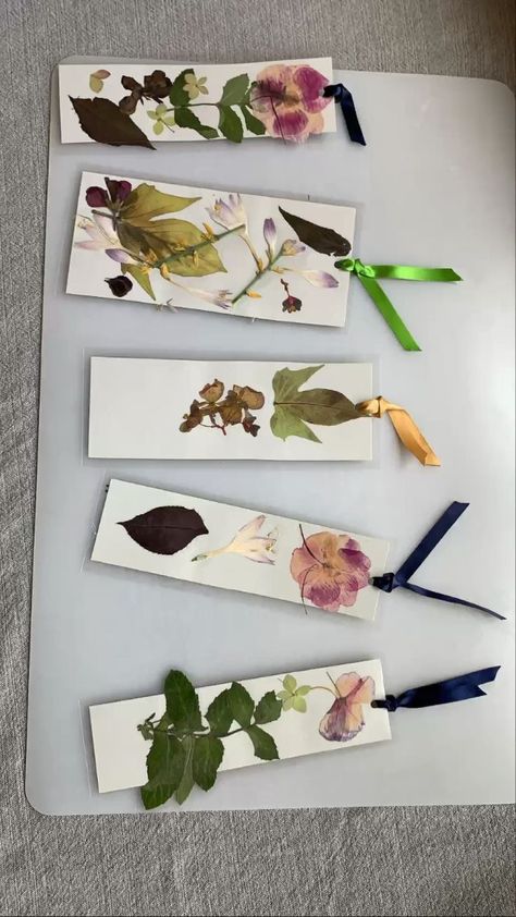 Flower Crafts Diy, Pressed Flower Bookmarks, Womens Day Gift Ideas, Flower Bookmarks, Craft Easter, Easter Crafts For Adults, Penanda Buku, St Patricks Day Crafts For Kids, Pressed Flower Crafts