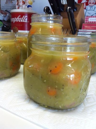 Split Pea Soup with Ham - CANNING AND COOKING AT HOME Home Canned Soup Recipes, Canning Peas, Pressure Canner Recipes, Meat Soups, Canning Chili, Canning Pantry, Canning Soup Recipes, Summer Canning, Split Pea Soup With Ham