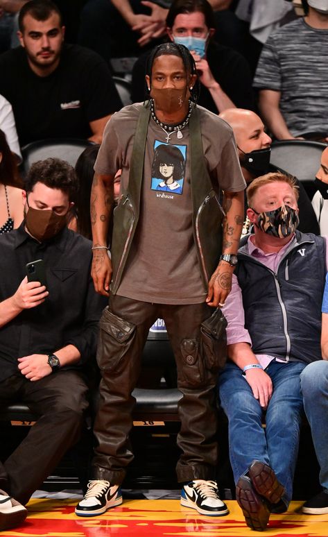 Travis Scott Crushes the Courtside Uniform | GQ Travis Scott Shoes Outfit, Travis Scott Outfits Ideas, Fits Of The Week, Travis Scott Outfits, Travis Scott Fashion, Travis Scott Concert, Travis Scott Shoes, Nike Travis Scott, Rapper Style