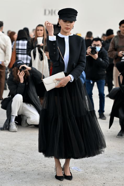 Paris Fashion Week Street Style Fall 2023 - Dior Moments Dior Street Style, Dior Fashion Week, Paris Fashion Week Outfits, Dior Outfit, Fashion Angels, Dior Fashion, Trendy Street Style, Paris Fashion Week Street Style, Fashion Week Runway