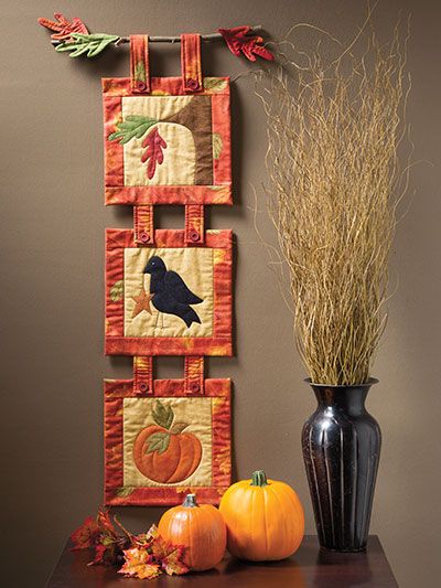 Fall Wall Hanging, Quilted Wall Hangings Patterns, Halloween Quilt Patterns, Fall Sewing Projects, Fall Quilt Patterns, Wall Hanging Pattern, Halloween Sewing, Fall Sewing, Hanging Quilts