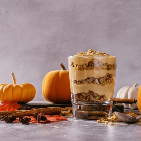 Pumpkin Greek Yogurt Parfait Pumpkin Pie Greek Yogurt Parfaits, Protein Parfait Recipes, Pumpkin Parfait, Greek Yogurt Parfait, Low Fat Snacks, Yogurt Parfait, Pumpkin Recipes Dessert, Thanksgiving Food Desserts, Fall Cooking