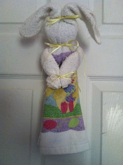 Dish towel bunny Towel Bunny, Cloth Animals, Dish Towel Crafts, Washcloth Animals, Kitchen Towels Crafts, Washcloth Crafts, Paper Towel Crafts, Cloth Paper Towels, Tea Towels Diy