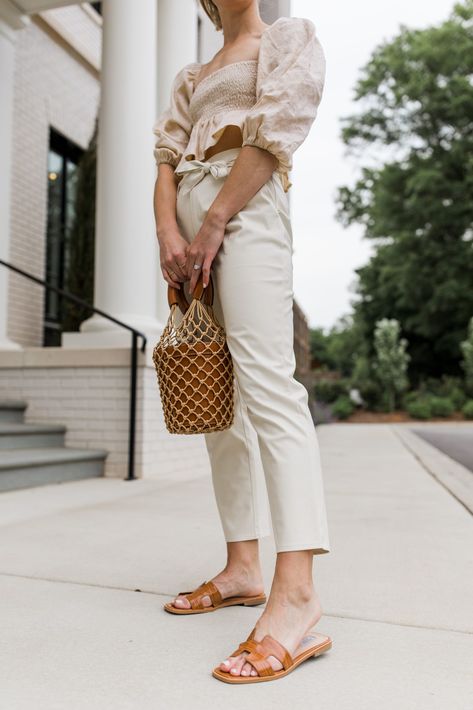 How To Style Slides Sandals, Classy Sandals Outfit, Chic Sandals Flat, Brown Slide Sandals, Tan Sandals Outfit Summer, Slide Sandals Outfit Summer, Brown Slides Outfit, Flat Sandals Outfit Summer, Brown Sandals Outfit Summer