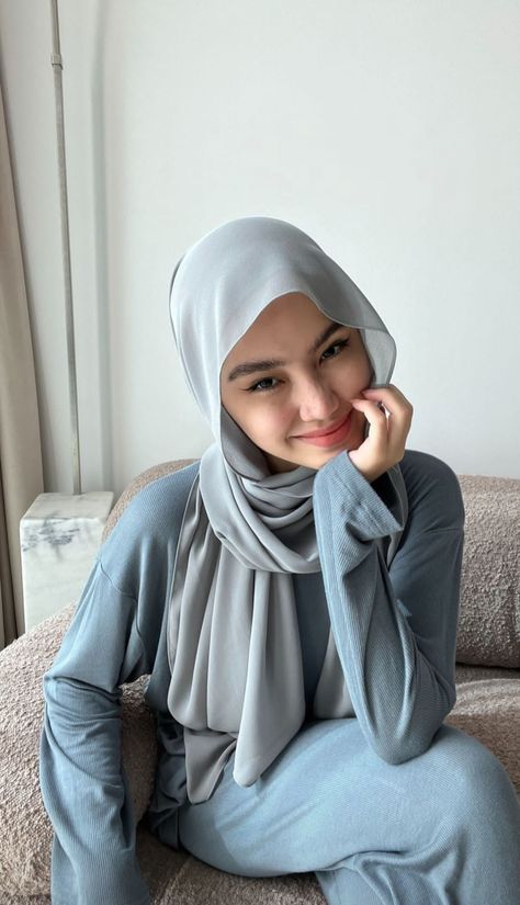 Blue Hijab Outfit, Hijab Swag, Blue Hijab, Modest Outfits Muslim, Korean Airport Fashion, Outfits Muslim, Muslimah Wedding Dress, Mood Vibes, Celebrity Casual Outfits