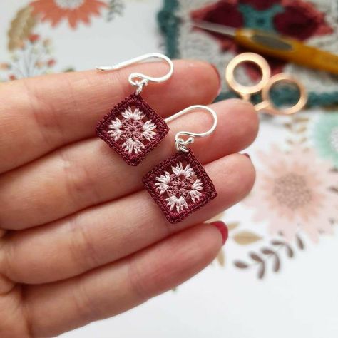 Tiny Crochet Earrings, Granny Square Earrings, Crochet Jewlery, Micro Crochet, Crochet Jewelry Patterns, Crochet Earrings Pattern, Square Earrings, Granny Squares, Earring Patterns