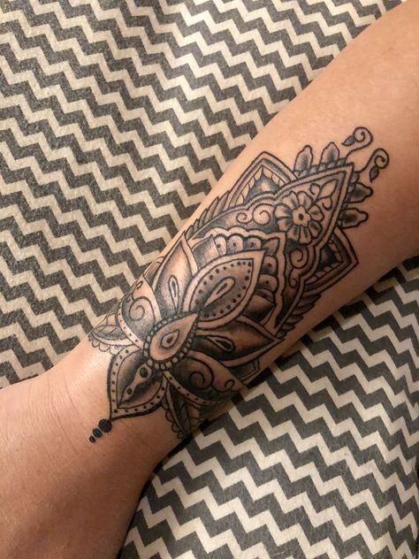 Mandala lotus wrist tattoo Lotus Wrist Tattoo, Mandala Tattoo Wrist, Wrist Tatoo, Tato Mandala, Mandala Wrist Tattoo, Lotus Mandala Tattoo, Wrist Tattoo Cover Up, Mandala Lotus, Flower Wrist Tattoos