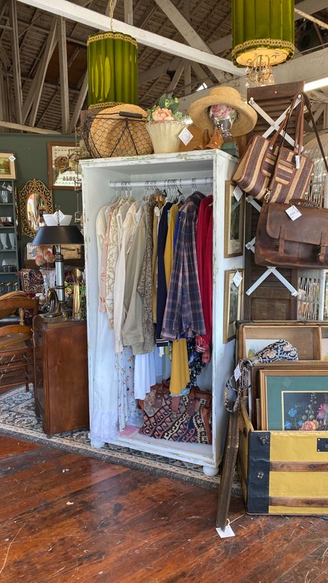 Setting Up Antique Booth Display Ideas, Vintage Clothing Display Ideas, Small Boutique Ideas Clothing, Small Boutique Ideas Clothing Store Displays, Thrift Store Display Ideas, Retail Wall Display Ideas, Clothing Display Ideas, Antique Booth Display Ideas, Vintage Boutique Interior