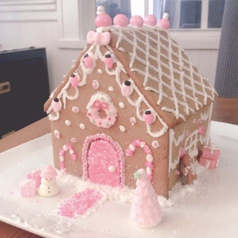 Cute Gingerbread Houses Ideas, Gingerbeard House Decorations, Pink Gingerbread House Aesthetic, Girly Gingerbread House Ideas, Pretty Gingerbread House Ideas, Simple Cute Gingerbread House, Cute Pink Gingerbread House, Gingerbread House Pink And White, Gingerbread Farmhouse Ideas