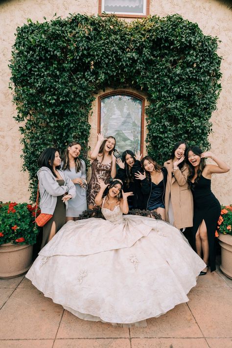 Xv Aesthetic, Quinceanera Aesthetic, Quince Picture Ideas, Quince Court, Quinceañera Photoshoot Ideas, Quince Photoshoot Ideas, Quince Pictures, Xv Ideas, Quinceanera Pictures