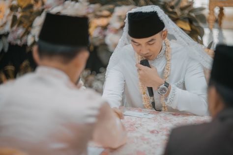 Wedding Photo Moodboard, Moodboard Photoshoot Ideas, Pose Tunangan, Tunang Photoshoot, Nikah Photoshoot, Pose Gambar Kahwin, Foto Akad, Akad Nikah Photography, Posing Atas Pelamin