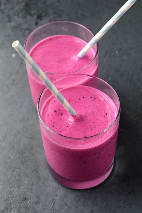 This Dragon Fruit Smoothie is loaded with antioxidants and fiber from dragon fruit, raspberries and bananas, is ready in 2 minutes and is super kid-friendly with the bright and fun color! www.nutritionistreviews.com #dragonfruit #pitaya #smoothie #breakfast #healthy #cleaneating #glutenfree #vegetarian Smoothie Protein, Aerobic Exercises, Best Protein Shakes, Dragon Fruit Smoothie, Smoothie Fruit, Smoothie Detox, Smoothie Prep, Protein Diet, Healthy Breakfast Smoothies