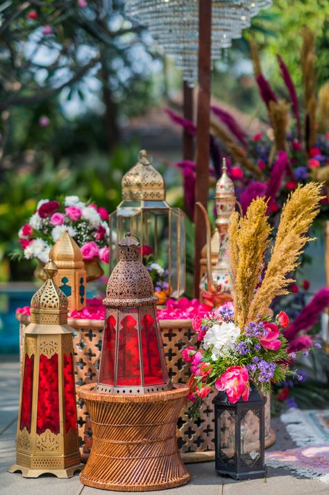 A boho themed mehendi with morroccan lanterns, with a pop of vibrant reds and pinks🌷 Sufi Theme Decor, Moroccan Theme Decor, Moroccan Wedding Decor, Moroccan Theme Party, Sufi Night, Mehandi Function, Ambience Decor, 2025 Design, Table Elements