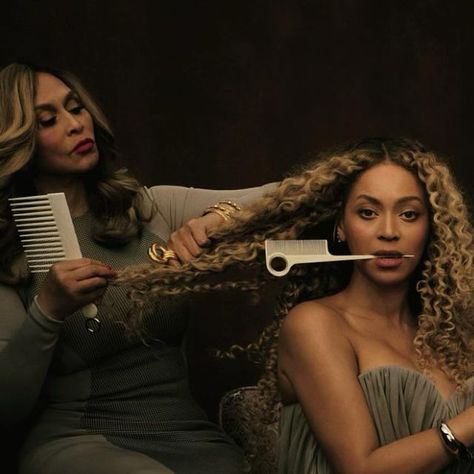 Black Hair Salon Art, Mother Doing Daughters Hair, Beyonce Black Hair, Black Hair Experience, Beyoncé Hair, Mother May I, Hair Salon Art, Beyonce Makeup, Trimming Hair