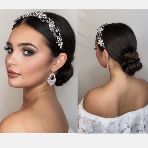 Bridal Hairstylist, Style Inspiration Classic, Bridal Hairdo, Wedding Hair Up, Wedding Hair Headband, Bridal Hair Inspiration, Soft Glam Makeup, Sleek Bun, Boda Mexicana