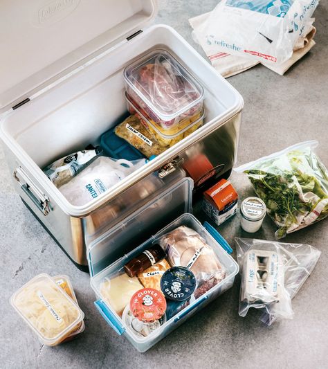 When it comes to food during a camping trip, your goal is for is to stay cold, organized, dry, and unsquished, with no massive ice melt by day 3. And don't forget that bringing two coolers—one for food and one for drinks—is ideal if you have the space. Here's how to pack a cooler like a pro! Pack A Cooler, Camping Bedarf, Kids Checklist, Camping Hacks Food, Camping Desserts, Camping Coolers, Retro Camping, Packing A Cooler, Festival Camping