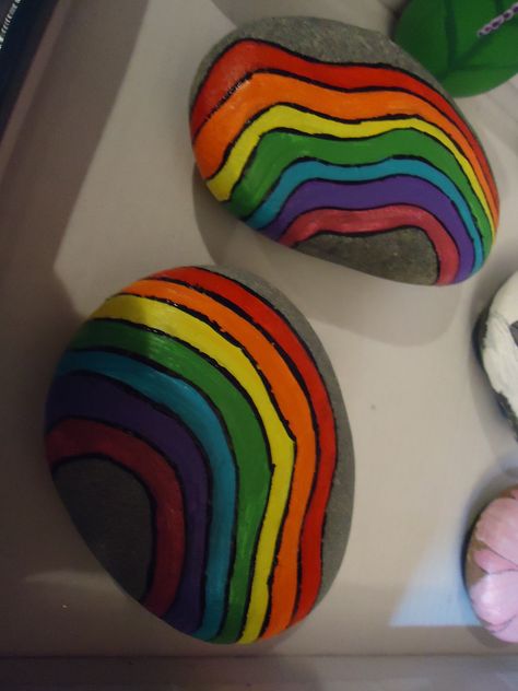 Pride Rocks, Painting Clay, Diy Rock Art, Rainbow Rocks, Pride Rock, Painted Clay Pots, Happy Stones, Painted Rocks Diy, Rock Painting Patterns