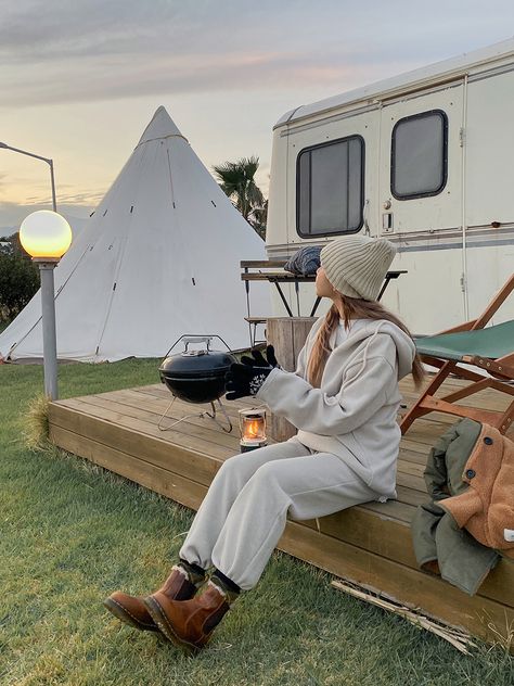 Glamping Outfit, Camping Outfit, Camping Ground, Cute Hiking Outfit, Camping Style, Perfect Picnic, Camping Outfits, Mountain Hiking, Hiking Outfit