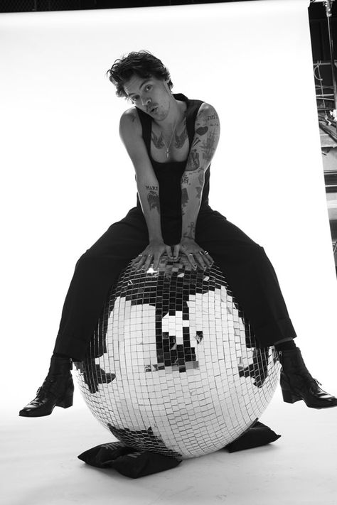 SNL 2019 HARRY STYLES MIRRORBALL Harry Styles Snl, Harry Styles Photoshoot, Harry Styles Poster, Harry Styles Aesthetic, Haikou, Harry Styles Wallpaper, Harry Styles Pictures, Harry Styles Photos, Mr Style