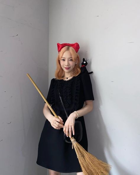 Kpop Halloween Costume, Kiki Cosplay, Kpop Costume, Spirit Week Outfits, Girls' Generation Taeyeon, Hallowen Ideas, Pretty Halloween Costumes, Hallowen Costume, Kim Tae Yeon