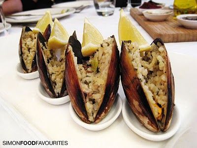 Stuffed mussels, 2 die 4!! Never saw this but they look good Stuffed Mussels, Turkish Breakfast, Turkish Kitchen, Sydney Food, Dinner Event, Turkish Style, Finger Food Appetizers, Turkish Recipes, Finger Food