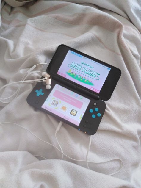 Nintendo 2ds Xl Aesthetic, 2ds Xl Aesthetic, Nintendo 2ds Aesthetic, Gamer Tattoo Ideas, Game Room Organization, Nintendo 3ds Aesthetic, Tattoo Ideas Anime, Gamer Poster, Skyrim Game