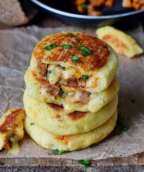 These stuffed potato cakes are a great comfort food and perfect for lunch or dinner. 😍 The recipe is vegan, gluten-free, nut-free, and easy to make! #vegan #glutenfree #potatocakes #vegandinner #veganlunch #arepas | elavegan.com Stuffed Potato Cakes, Stuffed Potato, Potato Cakes, Diet Vegetarian, Linguine, Edamame, Vegan Dinners, Burritos, Lasagna