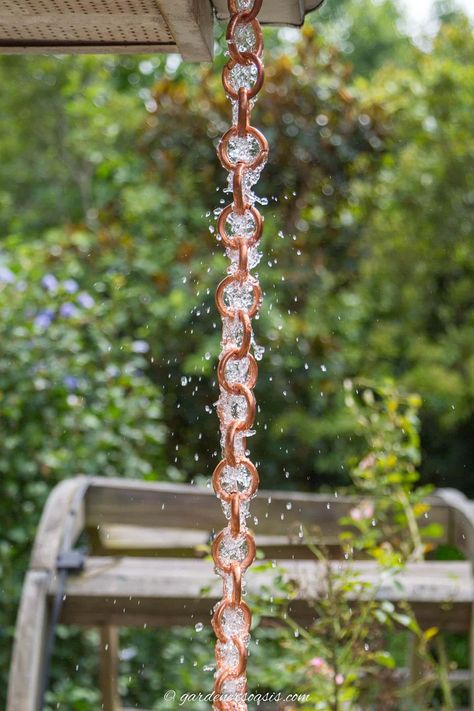 DIY copper link rain chain with water running down it How To Make A Rain Chain, Japanese Cabin, Rain Chain Diy, Water Chain, Garden Fireplace, Copper Rain Chains, Water Installation, Water Fountain Design, Craft Hacks