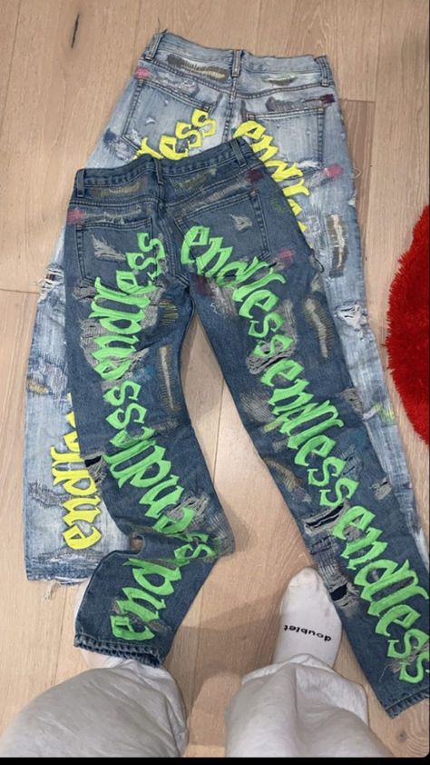 Jeans With Words On The Back, Custom Clothes Streetwear, Art On Pants, Graffiti Pants, Graphic Pants, Graphic Jeans, Stile Kylie Jenner, Painted Clothes Diy, Custom Jeans