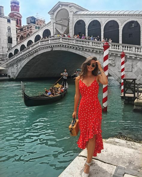 Happy New Year!! ❤️ Genuinely can’t believe where this year has gone 🙈but it’s been FULL of amazing experiences and moments! Venice was… Sophie Knight, European Travel Outfit, Europe Outfits, Italy Outfits, Travel Outfit Summer, Paris Outfits, Europe Fashion, Italy Fashion, Fashion Weeks