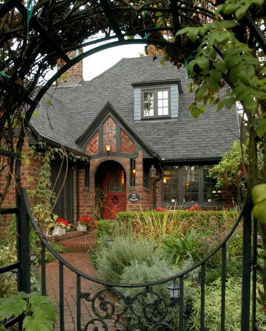 Brick House Beautiful in Laurelhurst is a testament to the long-lasting charm of bricks. Types Of Bricks, Deco Champetre, Style Cottage, Tudor House, House Beautiful, Style At Home, Brick House, Cozy Cottage, Pretty House