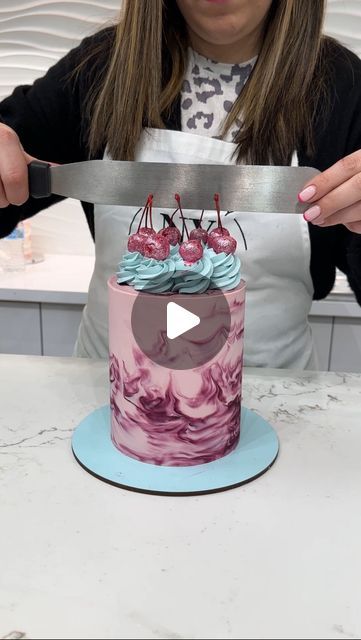 Frost Form® on Instagram: "Watch till the end for that slice shot 😍 Cake made start to finish with US ingredients ❤️" Cake Collar Ideas, Frost Form Cake Ideas, How To Ice A Cake, Slice Cake Decoration, Frost Form Cake, Wedding Cake With Buttercream Flowers, Decorated Cakes Ideas, Cake Frosting Designs, Frost Form