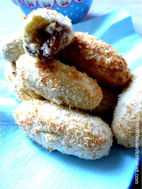 Date Rolls With Coconut Recipe - Food like Amma used to make it Date Roll, Date Biscuits, Lime Tartlets, Farali Recipes, Date Rolls, Coconut Recipe, Podi Recipe, Biscuit Rolls, Recipe Indian