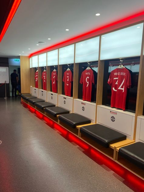 #manchesterunited #lockerroom #soccer Soccer Locker, Room Gym, Gym Interior, School Interior, Leg And Glute Workout, Public Place, Changing Room, Break Room, Sports Clubs