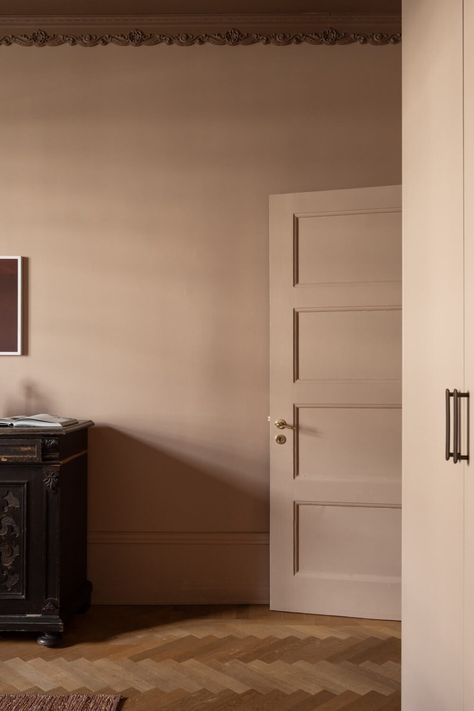 Warm Colors and Painted Ceilings in a Swedish Apartment 15 Neutral Bedroom Paint Colors, Neutral Bedroom Paint, Ceiling Painted, Bed With Drawers Underneath, Warm Neutral Paint Colors, Painted Ceilings, Cottage Loft, Warm Paint Colors, Swedish Apartment