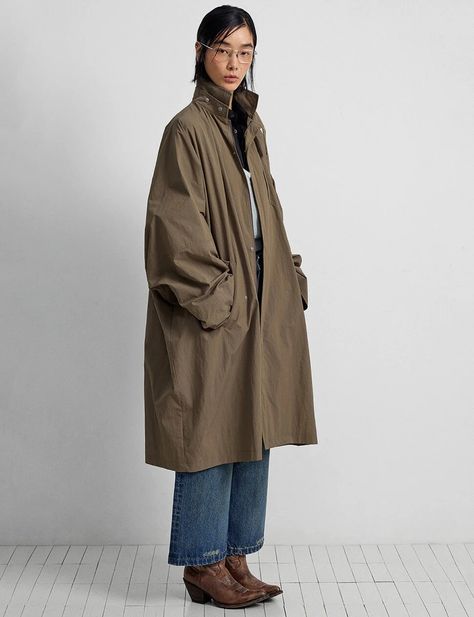 Khaki Oversized Rain Jacket-BESTSELLER Khaki Windbreaker Outfit, Oversized Peacoat Outfit, Fall Coat Outfits, Winter Styles For Women, Minimalist Winter Outfits, Denmark Street Style, Khaki Jacket Outfit, Coat Fall Outfit, Rain Outfits