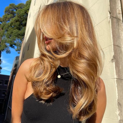 Healthy hair colour will reflect light, illuminating it from within ✨✨ We’re passionate about creating healthy colour 💛 and low commitment … | Instagram Butterfly Haircut Bangs, Haircut Bangs, Caramel Blonde Hair, Warm Blonde Hair, Butterfly Haircut, Honey Brown Hair, Bangs Wig, Hair Color Caramel, Layered Cut