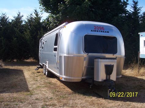 Airstream 27FB with front closets | 2008 Airstream Safari SE 27 - Washington Airstream Safari, Airstream Travel, Airstream Travel Trailers, Front Closet, Aluminum Trailer, 75th Anniversary, Travel Trailers, Travel Trailer, Recreational Vehicles