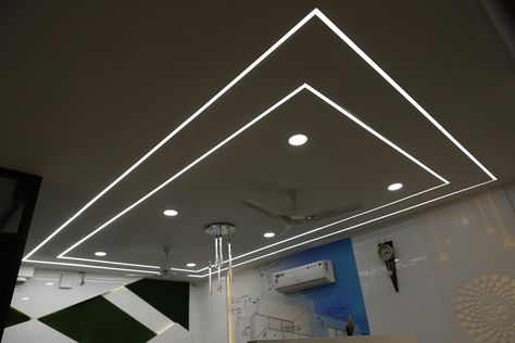 Profile Light Ceiling Ideas, Seling In Living Room, Ceiling With Profile Lighting, Plain False Ceiling With Profile Lights, Profil Light Ceiling Design, Living Room Profile Light Ceiling, Profile Light Ideas, Siling Light Design Living Room, Gepson Board Design Modern