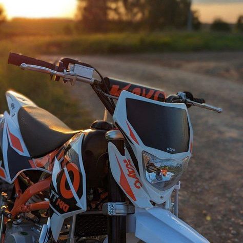 Ktm Supermoto, Face Gear, Dirt Bike Helmets, Motocross Love, Image Moto, Cool Dirt Bikes, Motorcross Bike, Motorcycle Dirt Bike, Bike Photoshoot