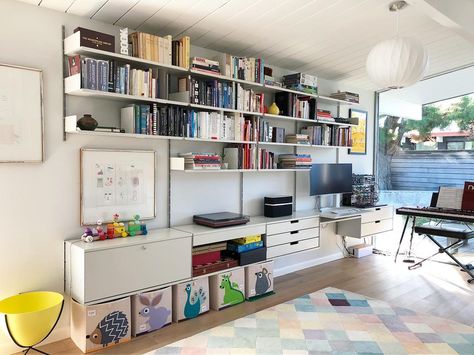 My Eichler Life on Instagram: “Our living room/play area is all nicely filled up! . . . #606shelvingsystem #vitsoe #dieterrams #myeichlerlife #eichler #midcenturymodern…” Wooden Crate Furniture, Classic Shelves, Bookcase Lighting, Workspace Desk, Ikea Billy Bookcase, Library Shelves, Dieter Rams, Modular Shelving, Living Room Shelves